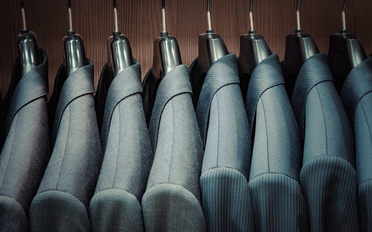 Men’s Suit Fabrics: Understanding the Differences and Choosing the Right One